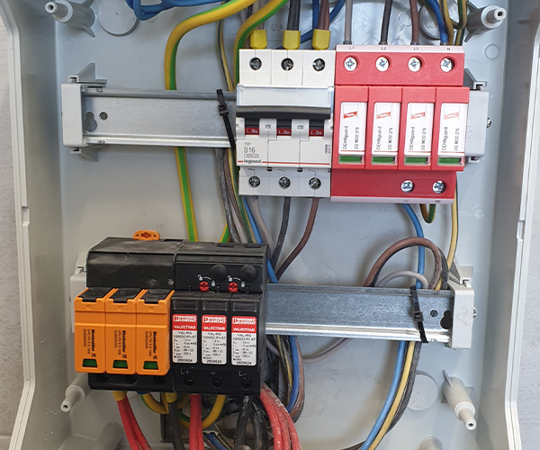 604222952dc18_podlaczenie_rozdzielni_elektrycznej_-_bezpieczniki_-_instalacje_elektryczne_Tomaelektro_Lodz.jpg
